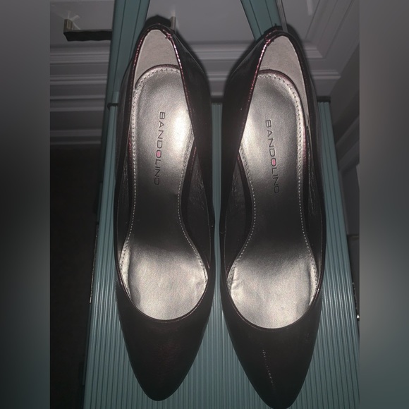 Pretty wine color heels by Bandolino. Size 6.5 - Picture 4 of 7